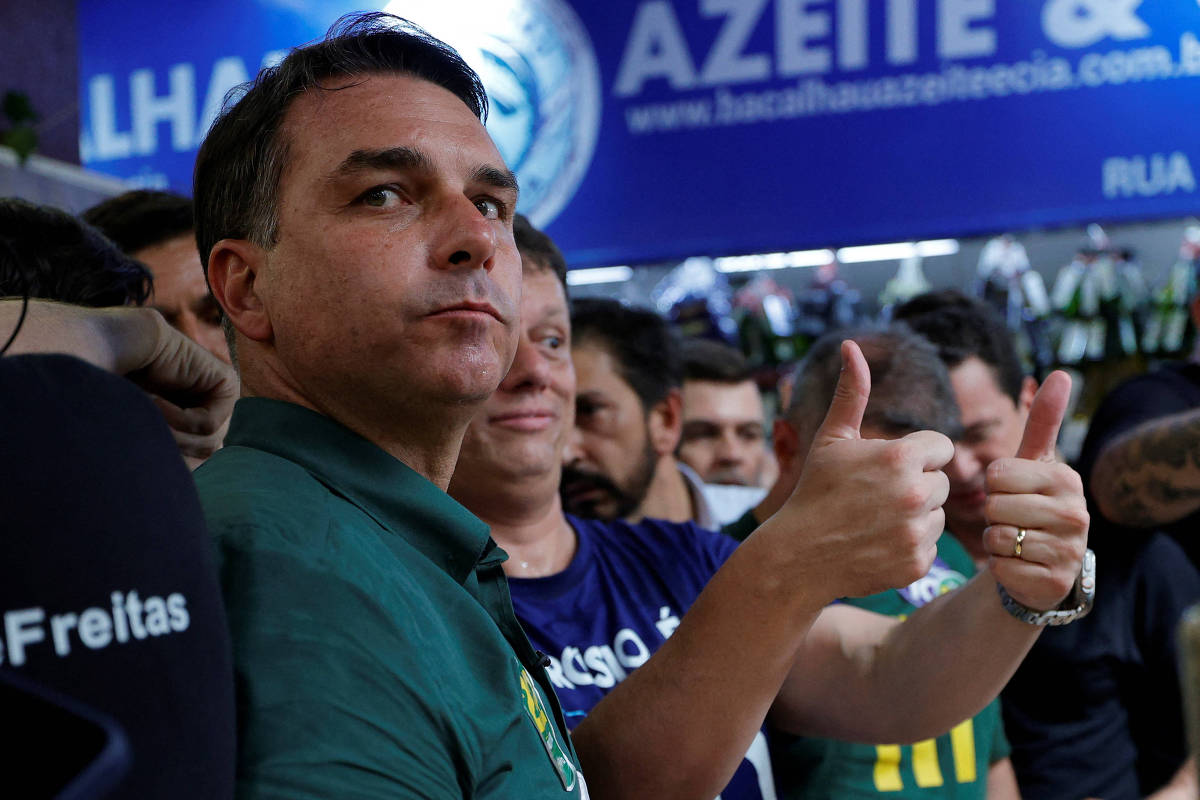 Flávio Bolsonaro em ato de campanha