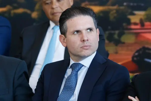 Motta articula reforma eleitoral e regras para redes em reação ao avanço do PL