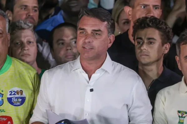 Perdido, Flávio recua e apaga post após se declarar "presidente eleito"