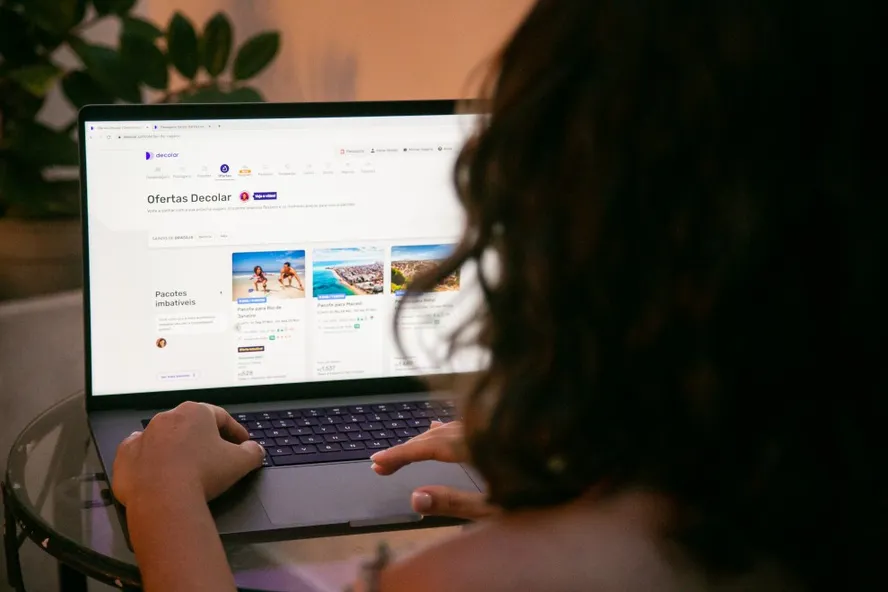 Pessoa consulta opções de viagem no site da Decolar
