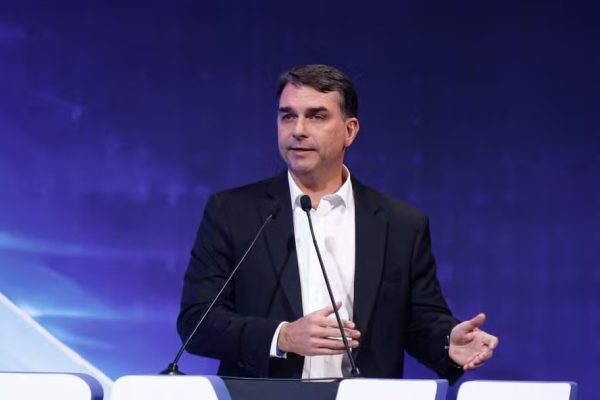 Aliados recomendam que Flávio Bolsonaro fuja de debates com Lula no 2º turno