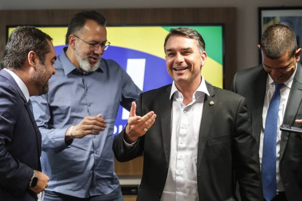Aliado de Flávio Bolsonaro preso com fuzil em julho se elege deputado estadual