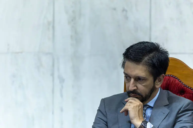 Ricardo Nunes sentado, com o queixo apoiado na mão