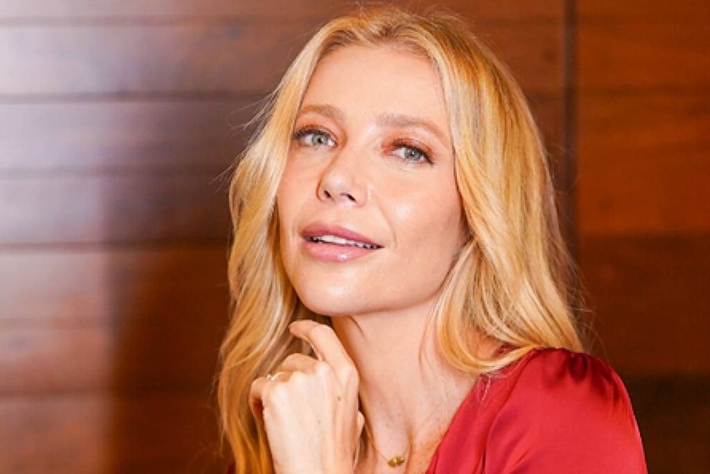 Luiza Possi, de vestido vermelho, posa para retrato em imagem de arquivo