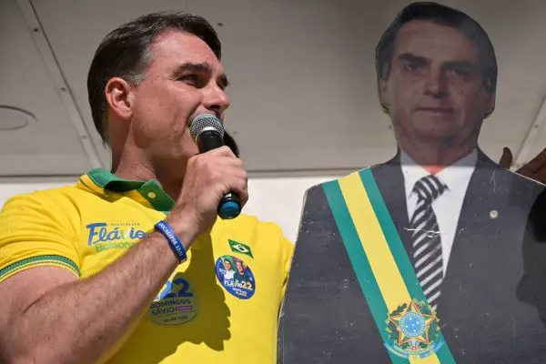 Flávio Bolsonaro vai ao TSE para censurar o DCM e intervir na linha editorial