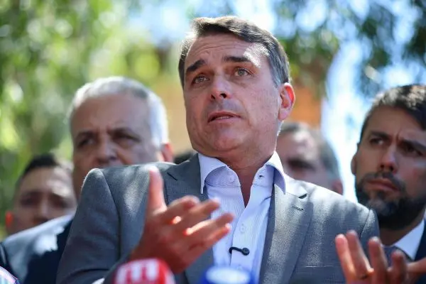 Flávio Bolsonaro recebe orientação para baixar o tom e responder a Lula no debate