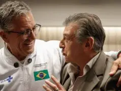 Alexandre Padilha, à esquerda, abraça Cláudio Lottenberg no Hospital Israelita Albert Einstein