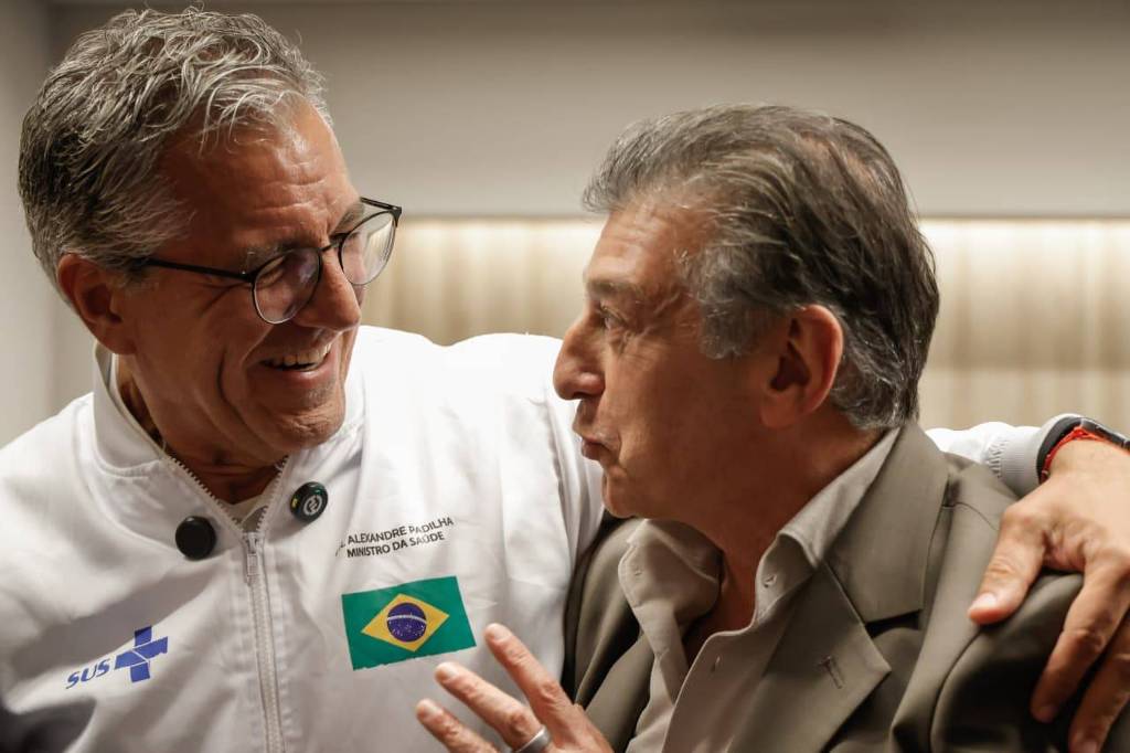 Alexandre Padilha, à esquerda, abraça Cláudio Lottenberg no Hospital Israelita Albert Einstein