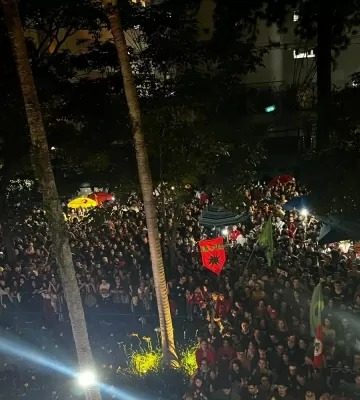 “De virada é mais gostoso”: estudantes lotam ato pró-Lula na PUC