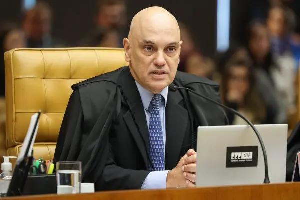 Moraes diz que impedir saída de Flávio do país era medida “lógica e natural”
