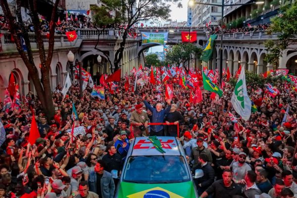 Lula reúne milhares no centro de Porto Alegre: “Esse Rio Grande do Sul não é de direita”