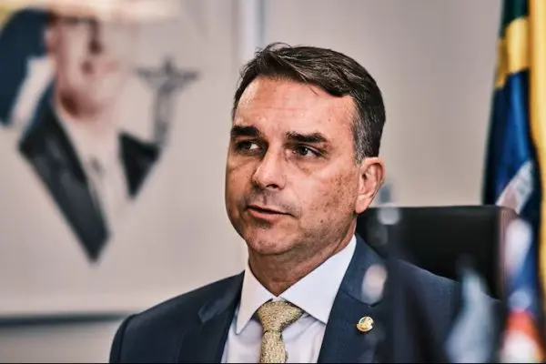 Flávio chamou brasileiras de “patrimônio turístico” e defendeu postais com mulheres seminuas