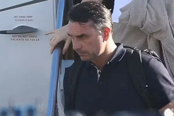 Flávio Bolsonaro se autoproclama presidente dos “Estados Unidos do Brazil”
