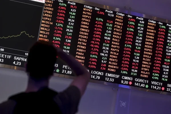 Dólar recua mais de 1% e Ibovespa abre em alta após eleição