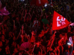 Apoiadores de Lula celebram a reeleição perto do Bar do Pardim, na Asa Norte, em Brasília