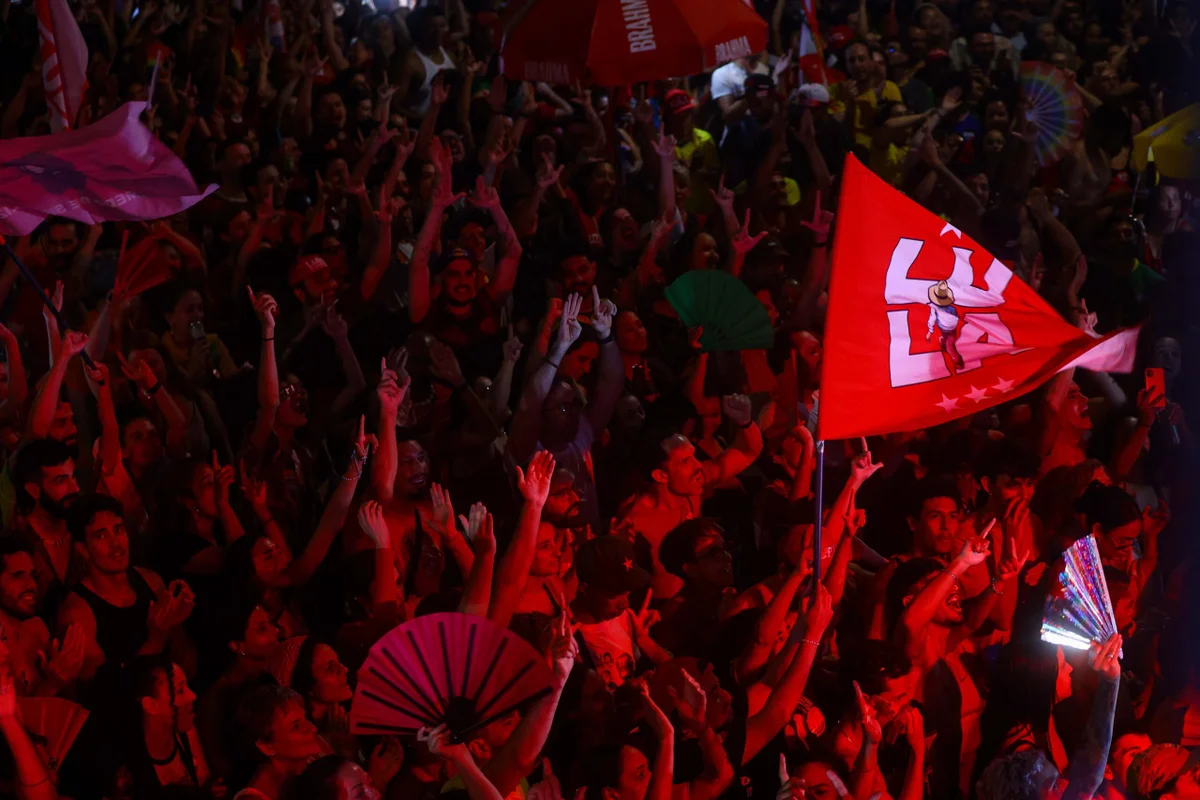 Apoiadores de Lula celebram a reeleição perto do Bar do Pardim, na Asa Norte, em Brasília