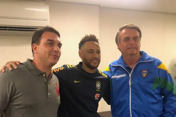 Neymar declara apoio a Flávio Bolsonaro em vídeo de MC Cabelinho: “Dito isso… 22”