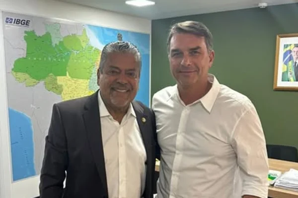 Senador bolsonarista tem empresa ligada a holding citada em inquérito sobre Flávio