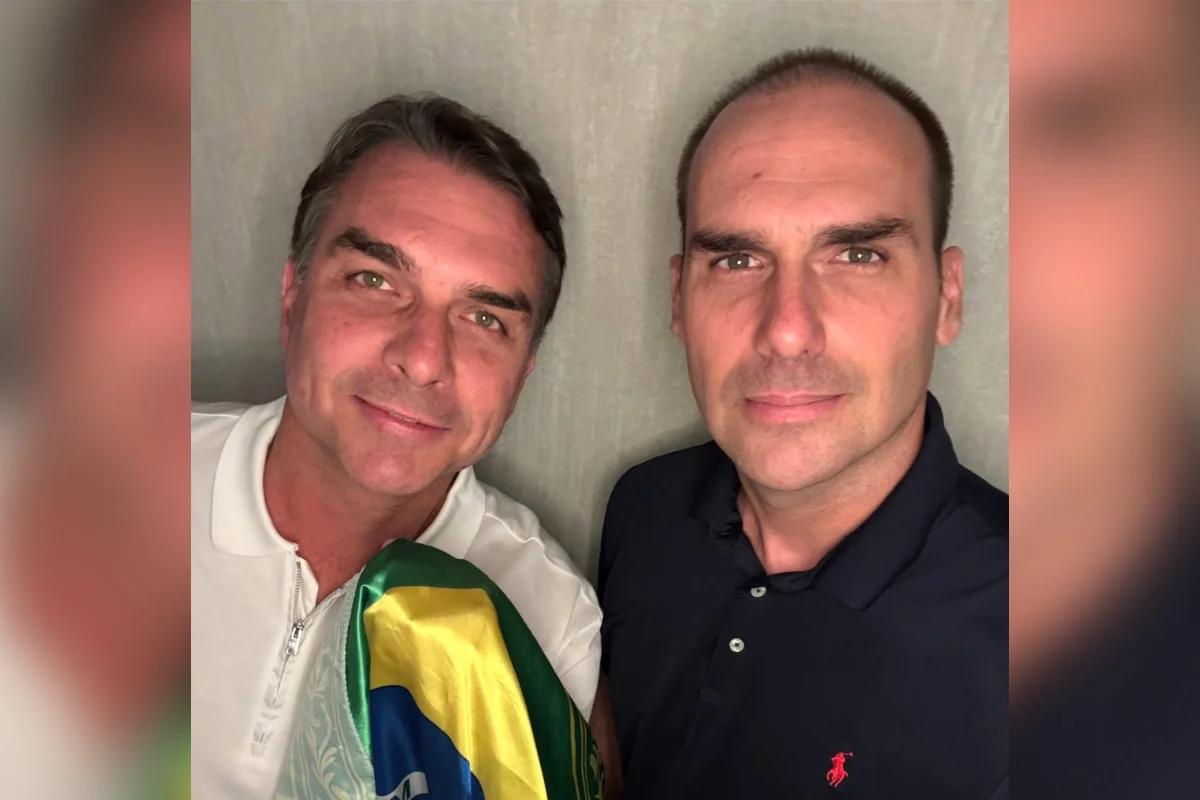 Flávio Bolsonaro, à esquerda, com uma bandeira do Brasil, e Eduardo Bolsonaro, nos Estados Unidos