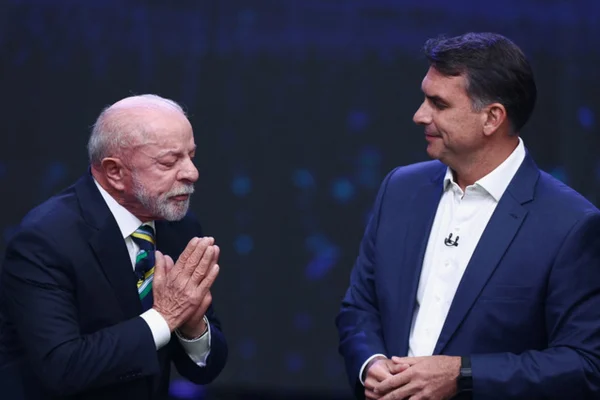 Mediadora da Band diz que precisou cobrar Flávio para respeitar Lula
