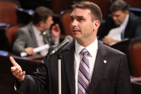 Flávio já tentou limitar tempo de auxílio social no RJ, como agora propõe sua coordenadora