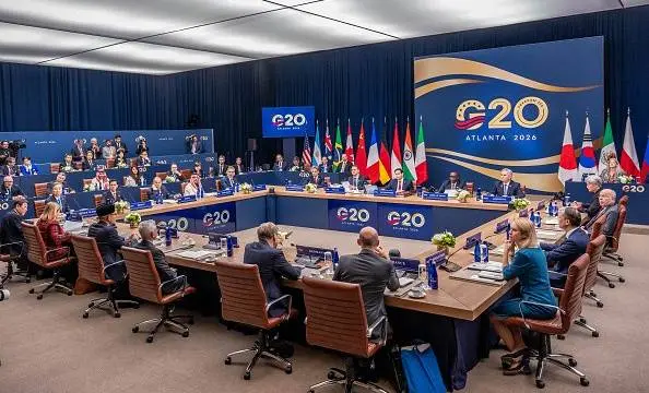 Ministros e delegações à mesa na reunião do G20 em Atlanta