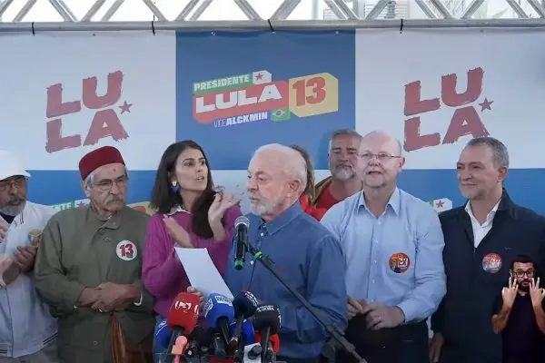 Após desafio no debate, Lula anuncia abertura de sigilos e cobra o mesmo de Flávio