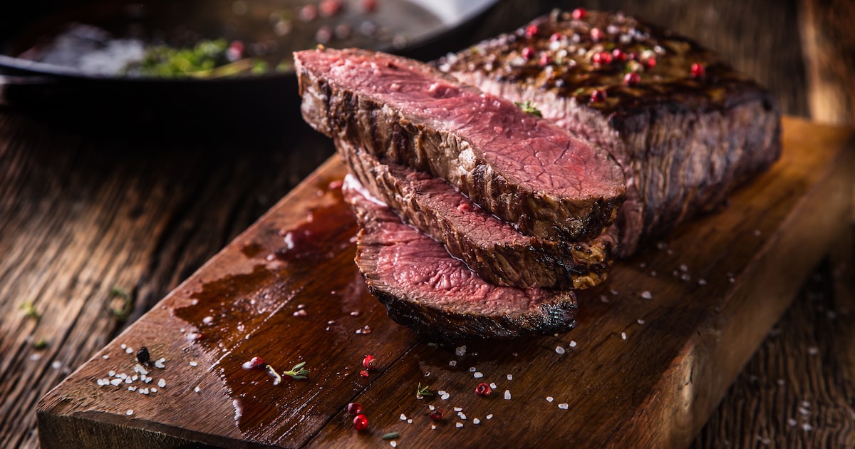Fatias de carne grelhada com ervas, sal e especiarias
