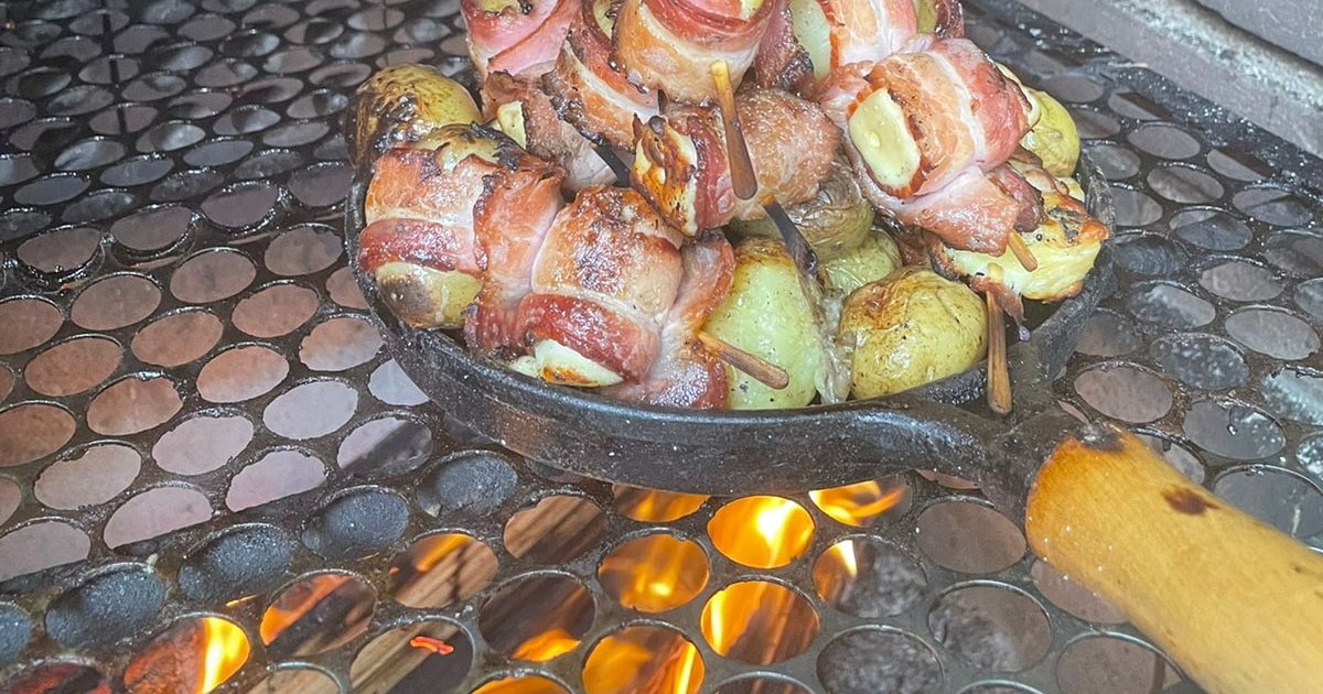 Abraçadinho de bacon com batata bolinha e queijo coalho