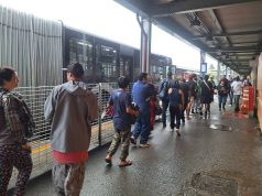 Passageiros aguardam ônibus no Terminal Parque Dom Pedro 2º, em São Paulo