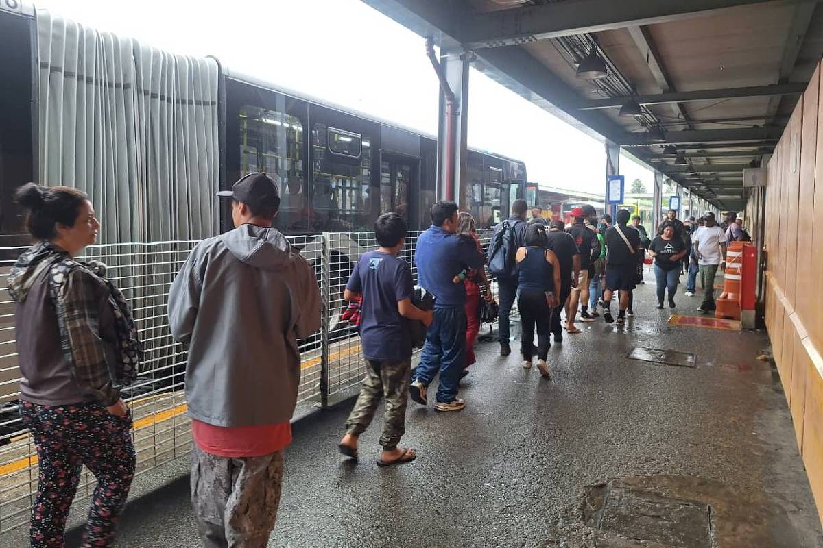 Passageiros aguardam ônibus no Terminal Parque Dom Pedro 2º, em São Paulo