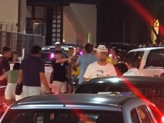 Grupo com roupas verdes e amarelas perto de caminhonete branca durante confusão em Bonito