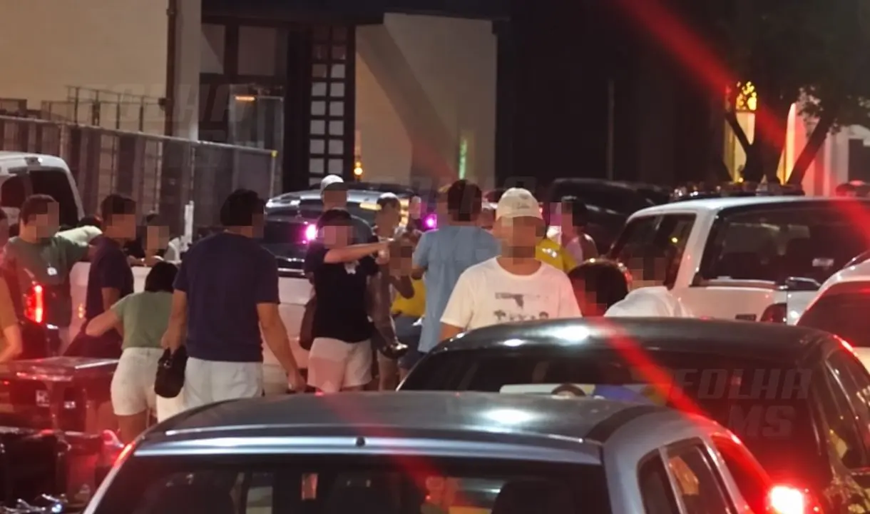 Grupo com roupas verdes e amarelas perto de caminhonete branca durante confusão em Bonito