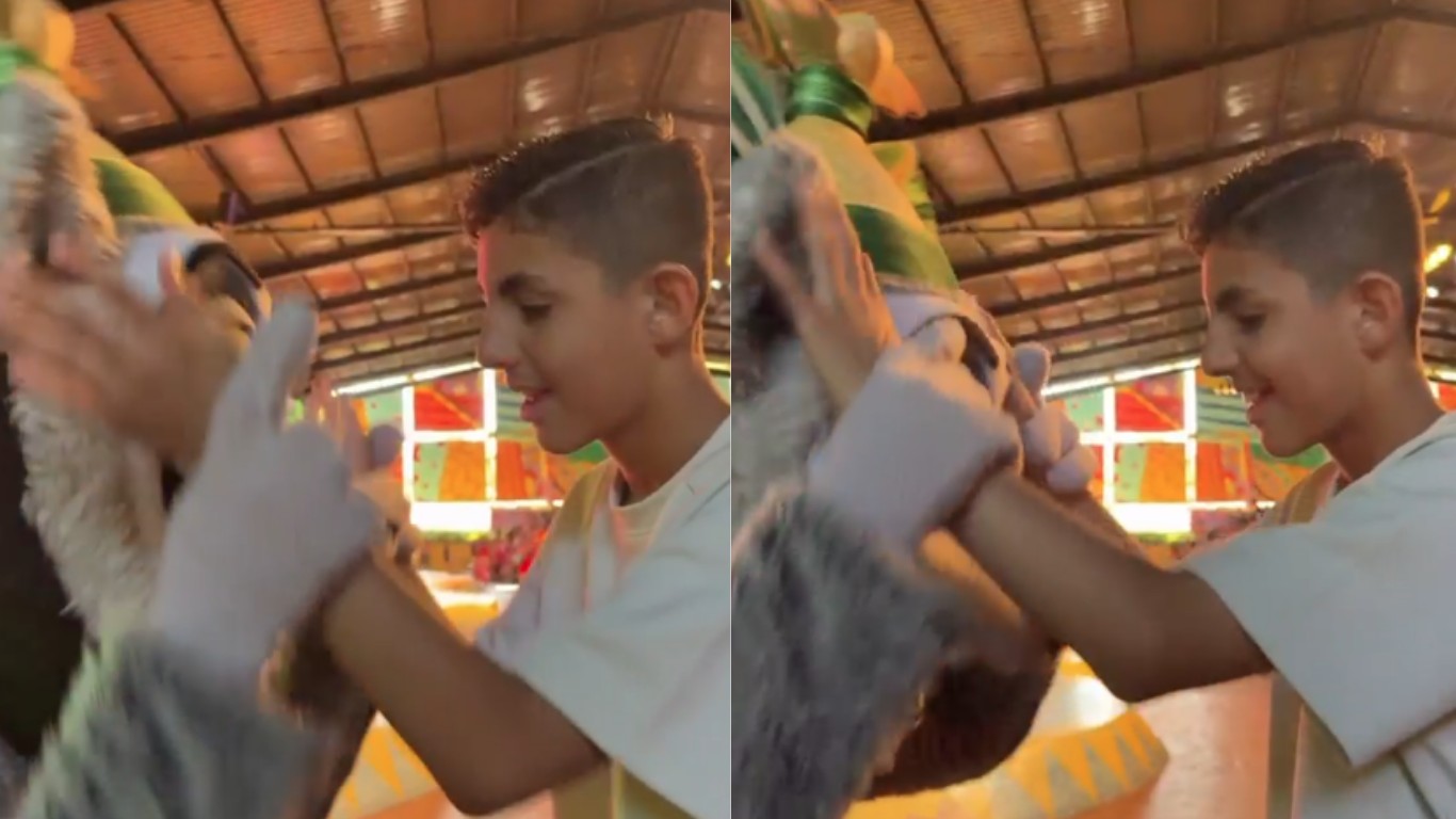 Davi Lucas toca o rosto do personagem Rei Julien no Beto Carrero
