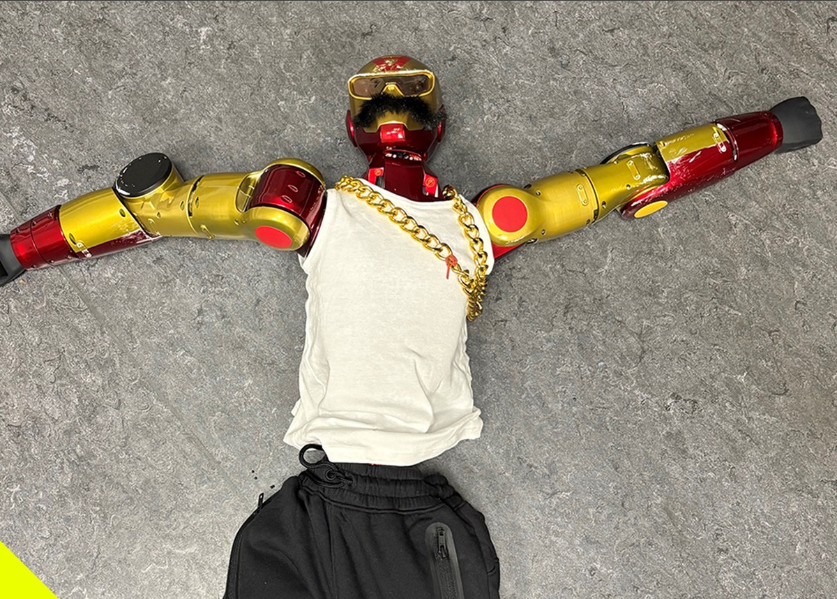 Robô humanoide vermelho e dourado apreendido pela polícia alemã