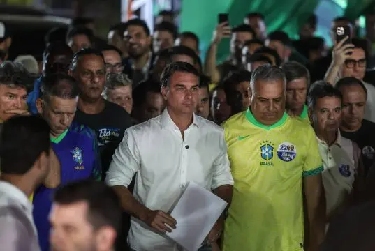 Flávio Bolsonaro ao lado de aliados após a vitória de Lula