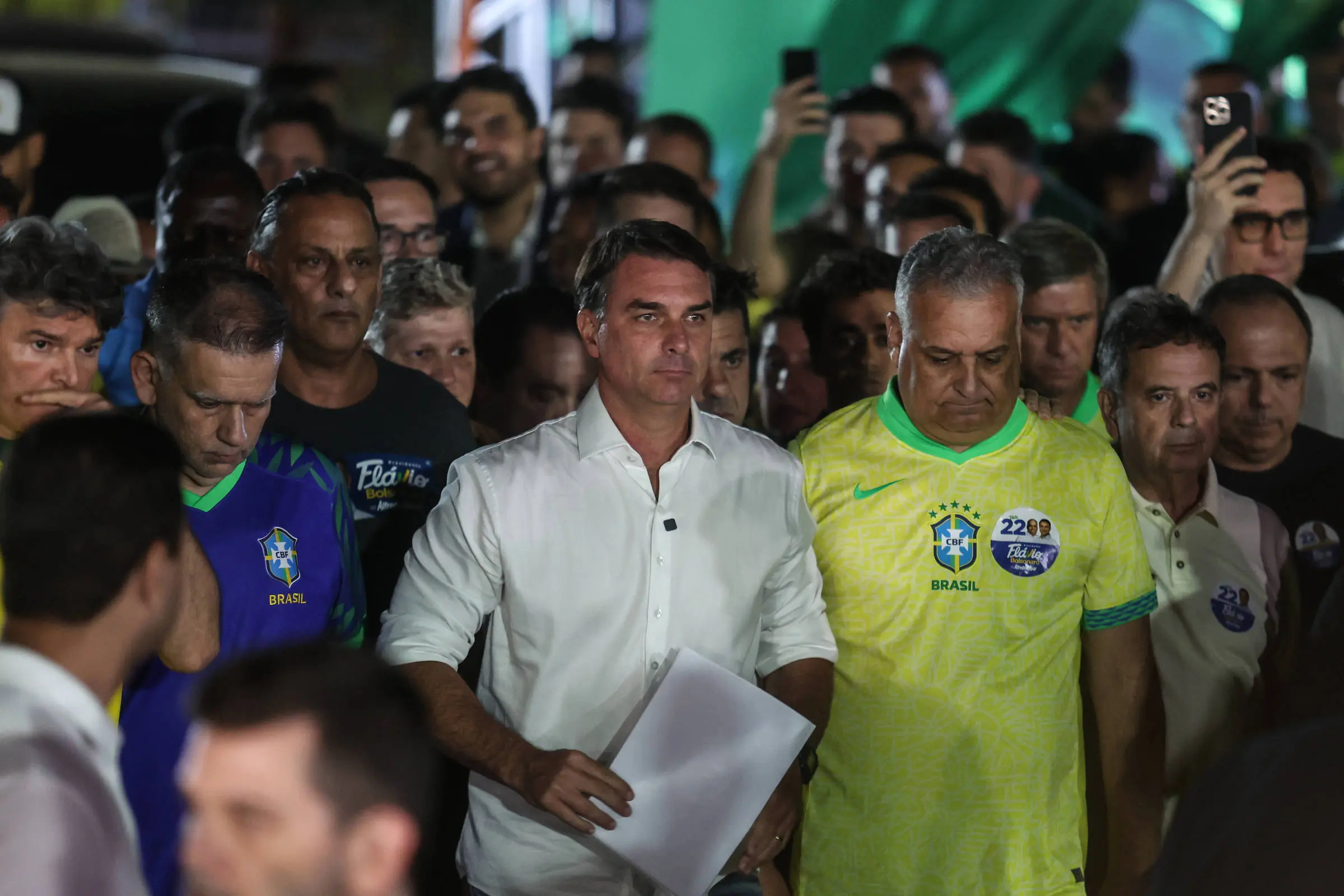 Flávio Bolsonaro ao lado de aliados após a vitória de Lula