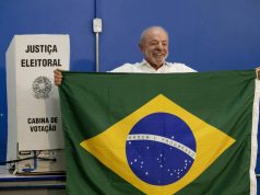Marcos Pereira fala sentado em escritório