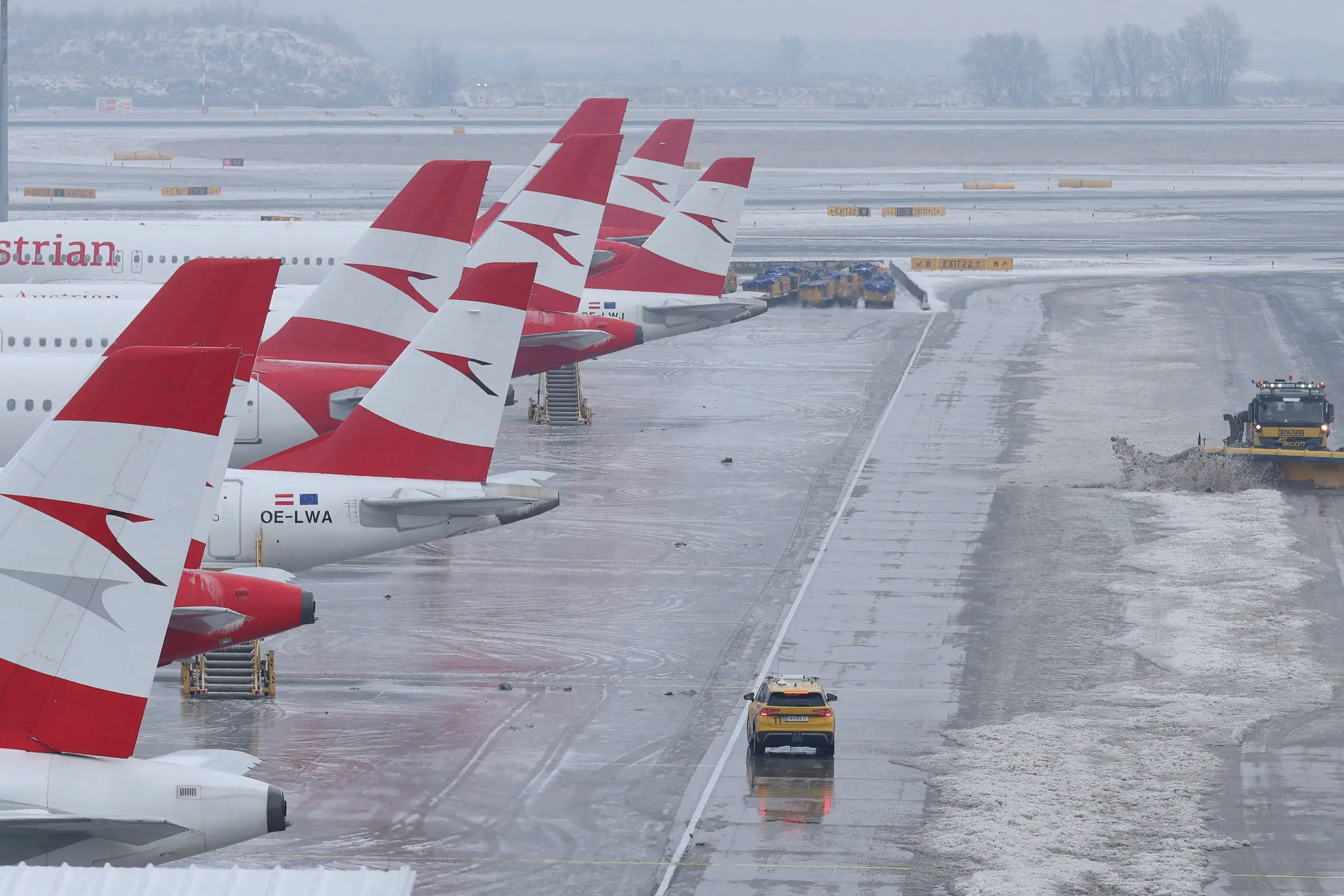 Aviões da Austrian Airlines estacionados no Aeroporto Internacional de Viena