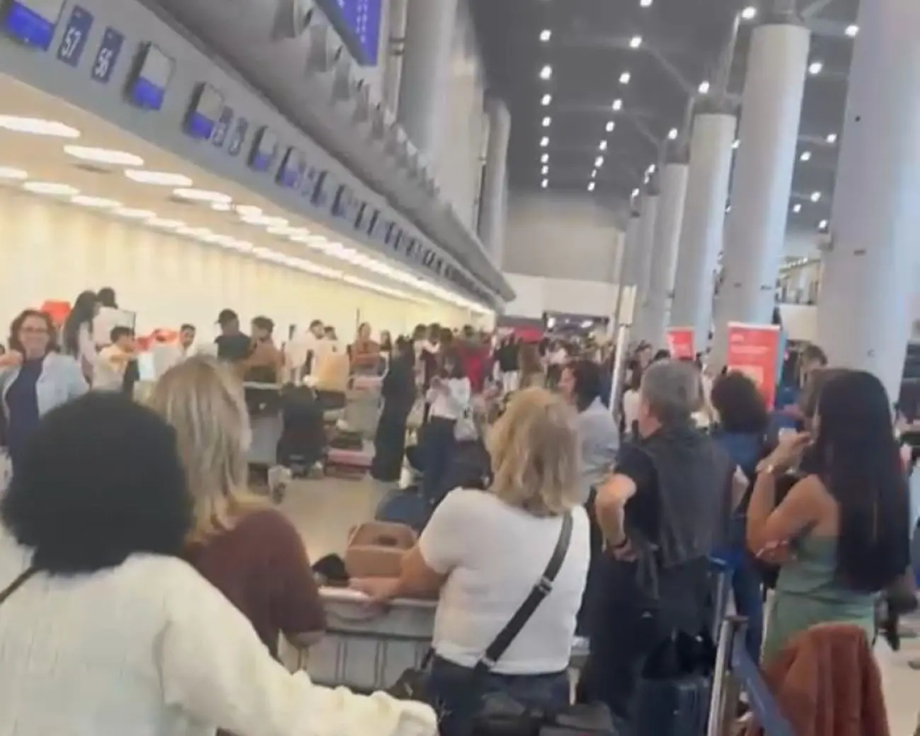 Passageiros em aeroporto após cancelamento de voo