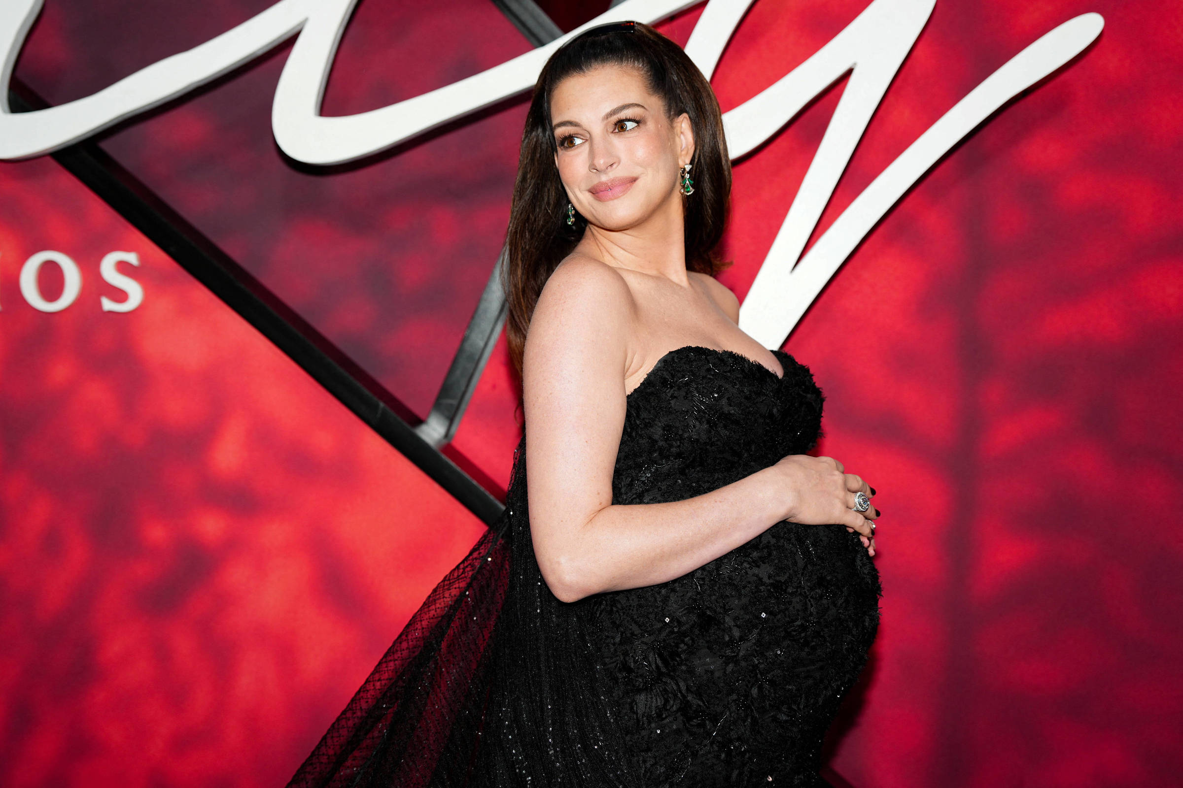 Anne Hathaway no tapete vermelho da estreia de Verity