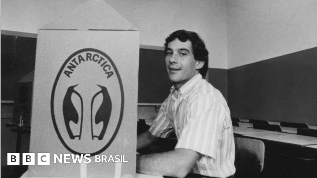 Ayrton Senna votando em cabine eleitoral com marca da Antarctica em 1989
