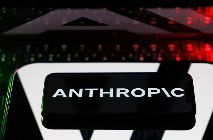 Logotipo da Anthropic exibido em smartphone