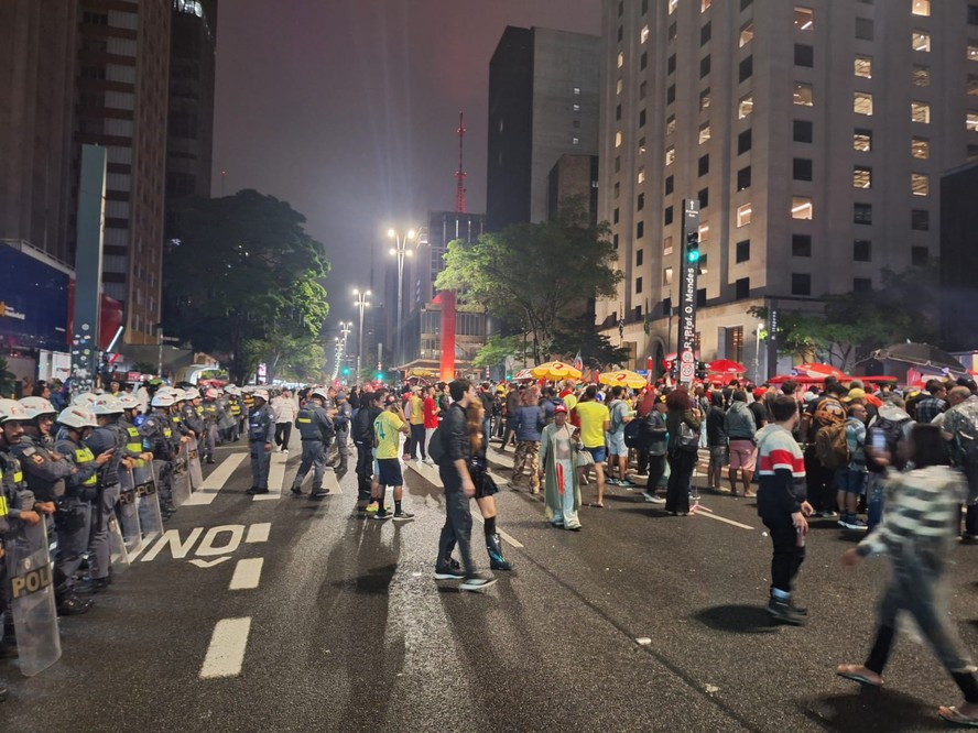 Apoiadores de Lula reunidos na Avenida Paulista durante apuração eleitoral