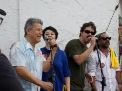 Artistas reunidos em frente ao Clube da Esquina, em Santa Tereza