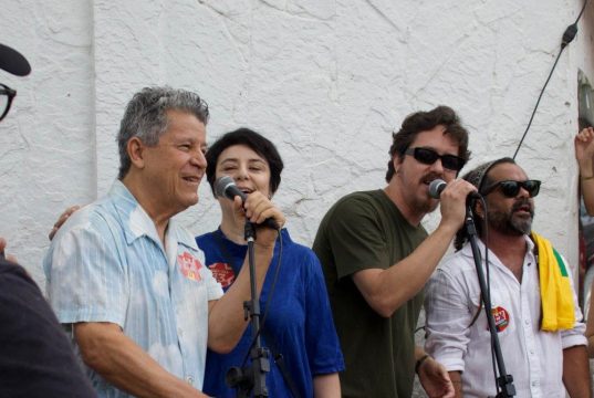Artistas reunidos em frente ao Clube da Esquina, em Santa Tereza