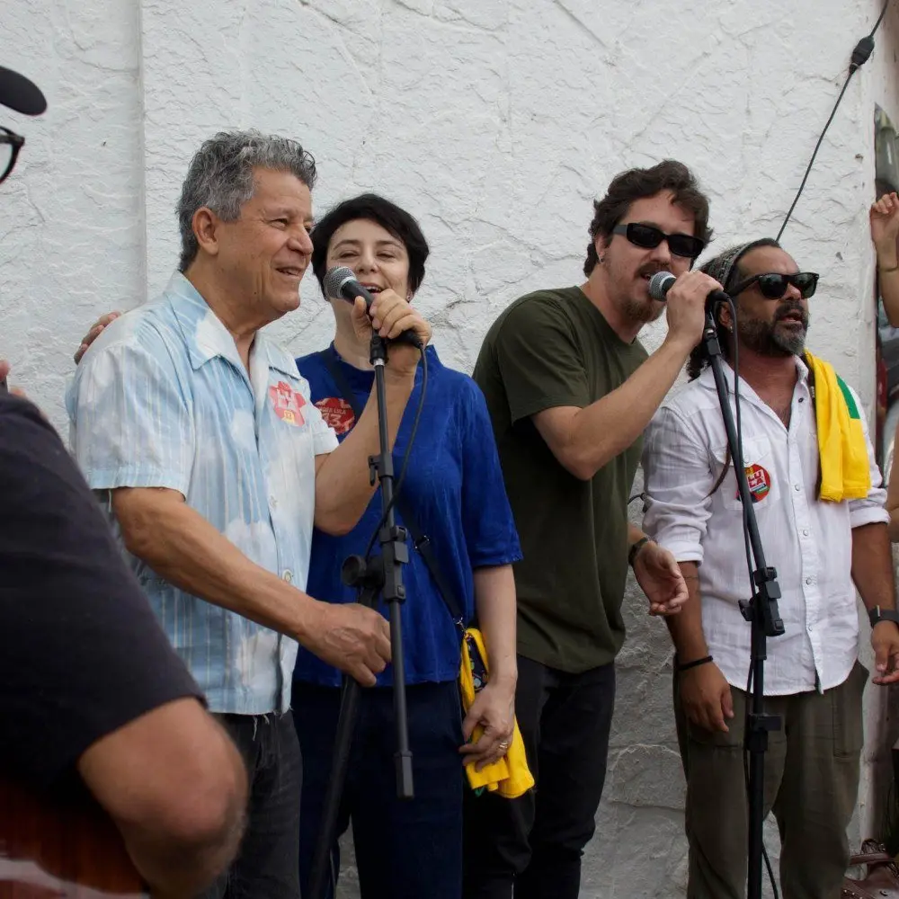 Artistas reunidos em frente ao Clube da Esquina, em Santa Tereza