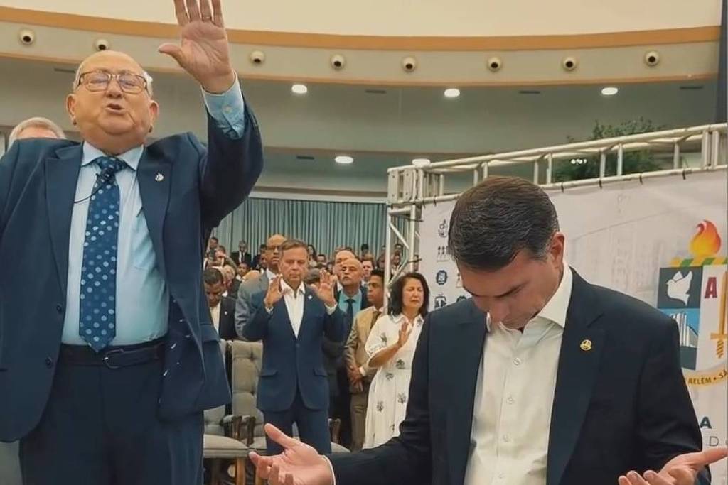 Flávio Bolsonaro recebe oração do pastor José Wellington Bezerra da Costa