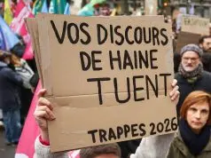 Manifestante segura cartaz contra discursos de ódio durante protesto em Orléans