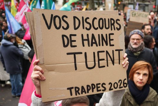 Manifestante segura cartaz contra discursos de ódio durante protesto em Orléans